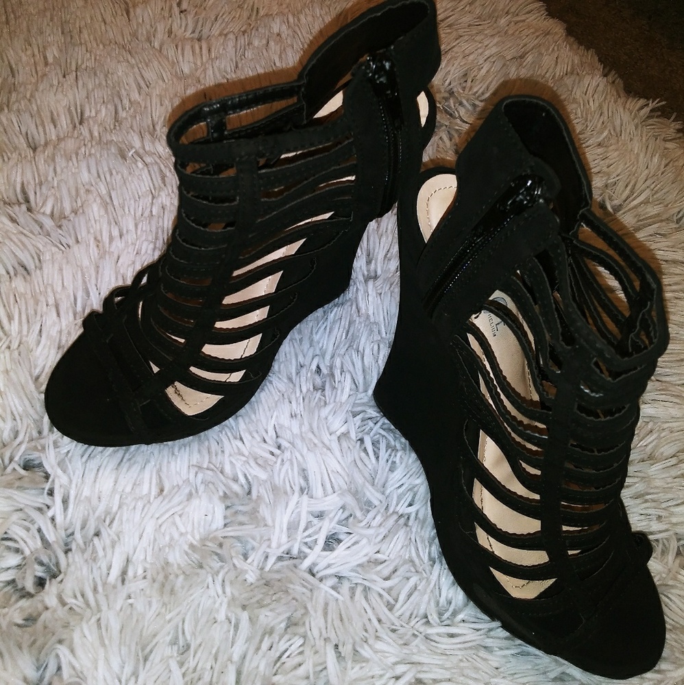 Black wedges